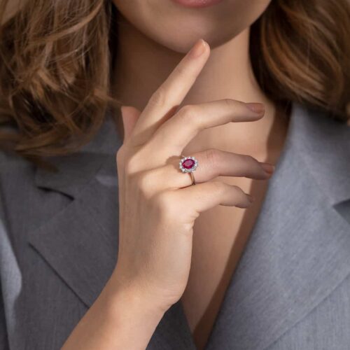 Anello rubino e diamanti ovale