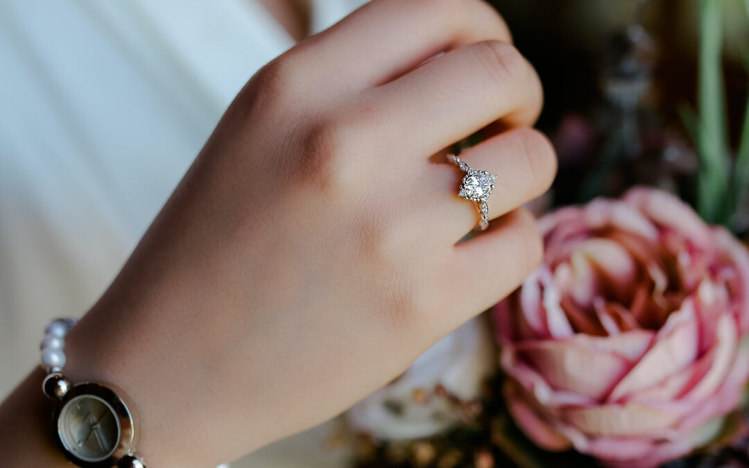 Anello di fidanzamento con diamanti: come prendere la misura senza rovinare la sorpresa