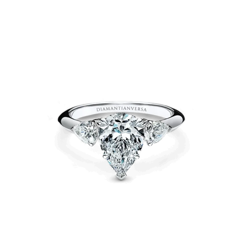 anello solitario diamante centrale con diamanti sul gambo